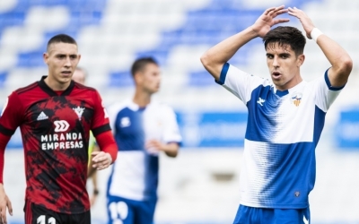 Víctor Garcia es lamenta en una acció de l'últim partit a casa | CE Sabadell